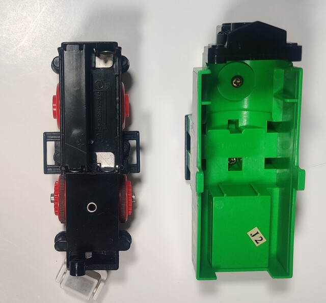battery_compartment chassis date_code europe power_car production_sticker tomy tomytrain toy train tt_tomytrain_3_(1991) // 1783x1661 // 764KB